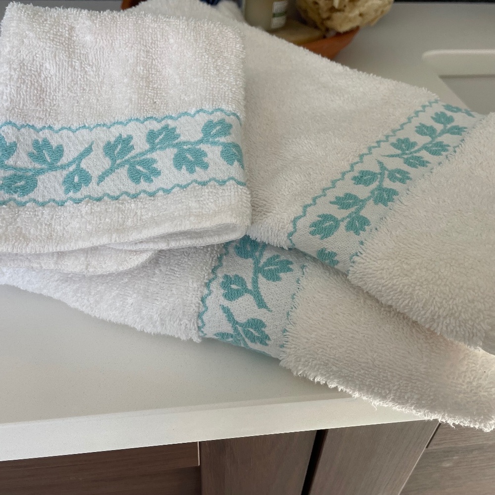 Vintage Callaway Towel Set White and Aqua Blue Leaf Pattern